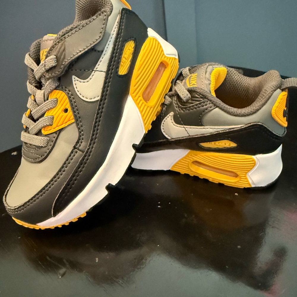 Toddler Boys size 8 Nike Air Max 90 Sneakers Black and Yellow